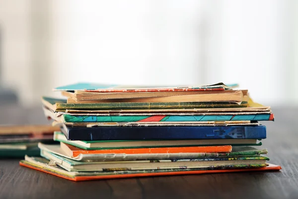 Stapel alter Bücher auf dem Tisch — Stockfoto