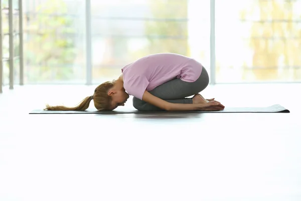 Junge Frau macht Yoga-Übungen — Stockfoto