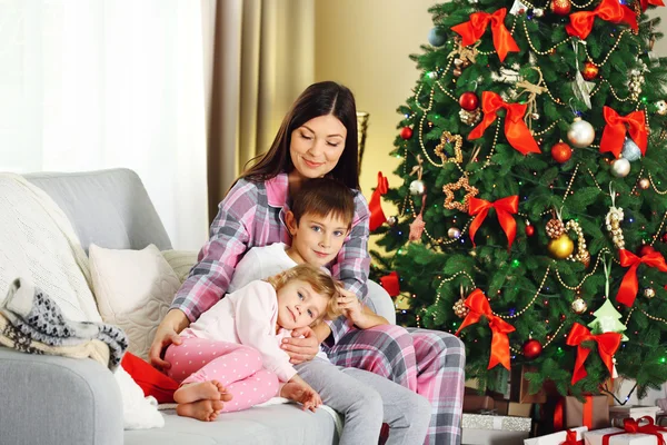 Madre con figlia e figlio — Foto Stock