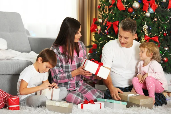 Retrato familiar de Navidad — Foto de Stock