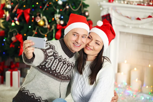 幸せな家族のクリスマス ツリーの背景に写真を作る — ストック写真