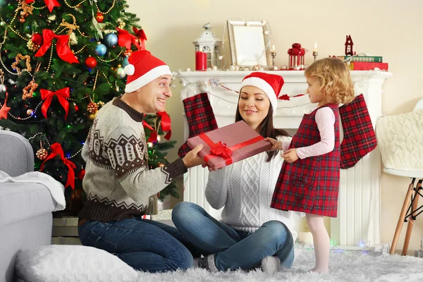 Família feliz na árvore de Natal — Fotografia de Stock