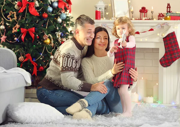 Familia feliz en el árbol de Navidad —  Fotos de Stock