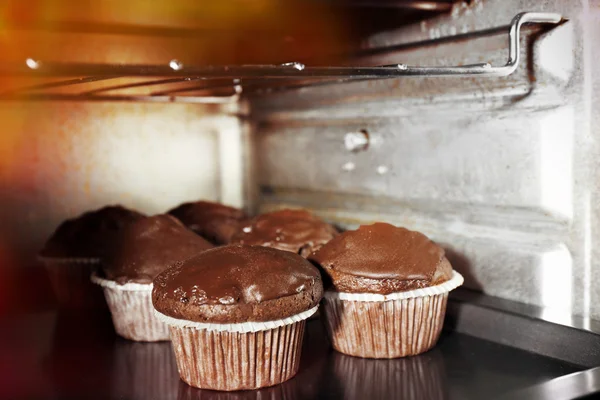 Chocolade cup-gebak in de oven, close-up — Stockfoto