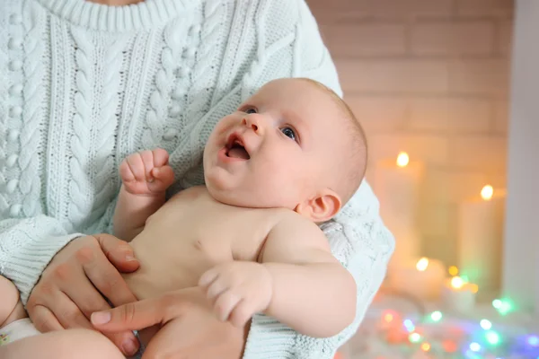 Frau hält entzückendes nacktes Baby in Händen, Nahaufnahme — Stockfoto