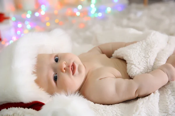 Lindo bebé desnudo en sombrero rojo en la manta caliente, de cerca —  Fotos de Stock