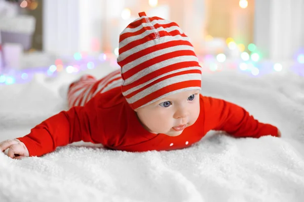 Schattige baby op de vloer in de ingerichte kamer voor Kerstmis — Stockfoto