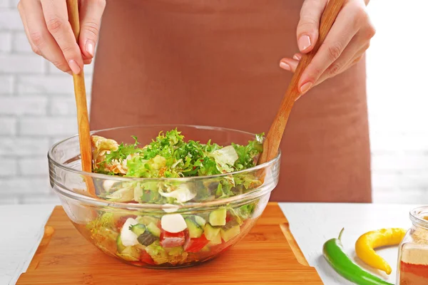 Jovem preparando salada saudável — Fotografia de Stock