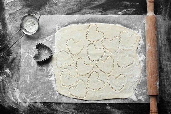 Biscoitos em forma de coração não cozidos em uma mesa — Fotografia de Stock