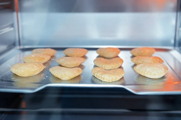 Неварені печиво у формі серця на підносі для випічки в духовці — стокове фото