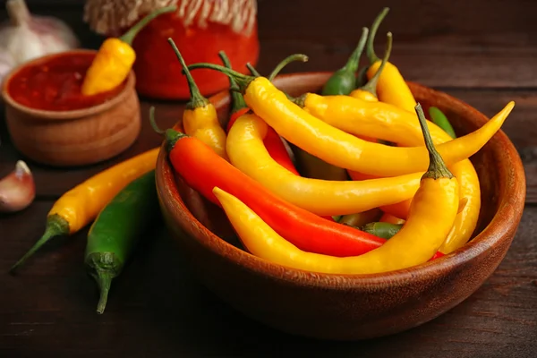 Chili peppers, ev yapımı sos salsa ve baharat ahşap arka plan üzerinde — Stok fotoğraf