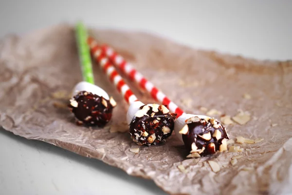 Smakelijke marshmallows met chocolade op stokjes, close-up — Stockfoto