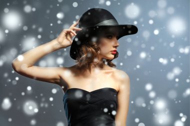 siyah elbiseli güzel model