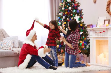 Mutlu bir aile var eğlenceli bir şekilde dekore edilmiş Noel odası