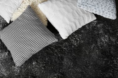 Karanlık halı üzerinde birkaç yastık