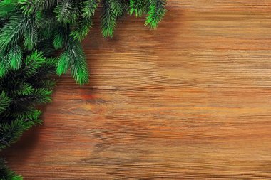 Ahşap masa üzerinde Noel köknar ağacı dalları