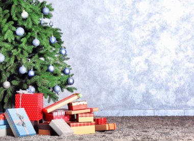 Yerdeki hediyeler ile Noel ağacı