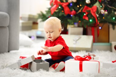 Komik bebek hediye kutuları ve arka plan üzerinde Noel ağacı ile