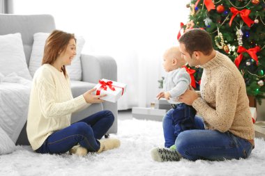 Noel aile portresi evde tatil salonunda.