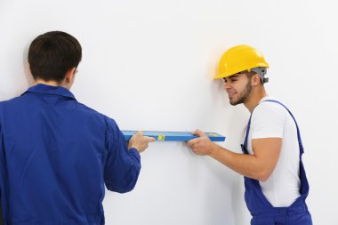 Daire duvar arka planda yenileme işçi