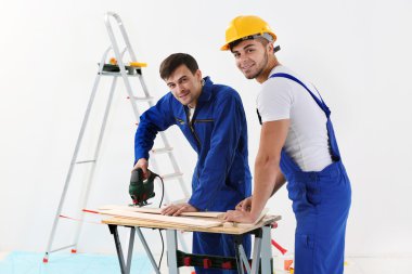 Daire duvar arka planda yenileme işçi