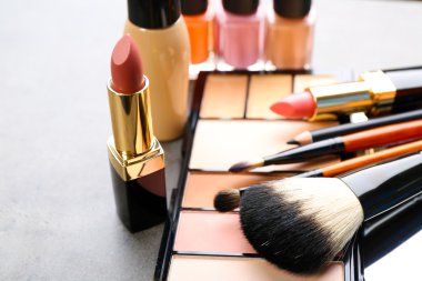 Koyu arka plan üzerinde kozmetik