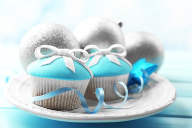 Lezzetli kek Noel oyuncaklar renk ahşap arka plan üzerinde ve yayla