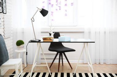 Siyah ve beyaz tonlarda modern oda iç