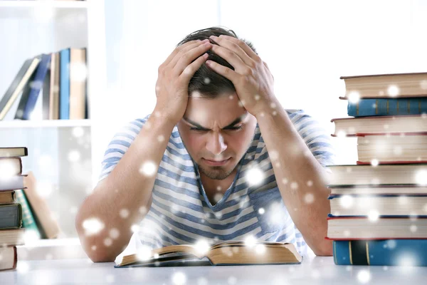 Joven leyendo libro en la mesa — Foto de Stock