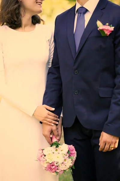 Menyasszony és vőlegény csokorral — Stock Fotó