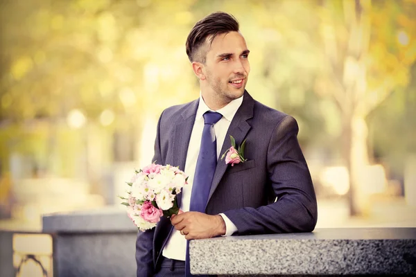 Noivo segurando buquê de casamento — Fotografia de Stock