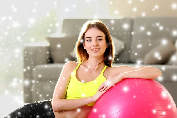 Mooi meisje met fit bal thuis sneeuw over-effect — Stockfoto
