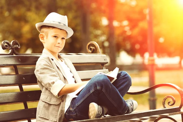 Kleine jongen leesboek — Stockfoto