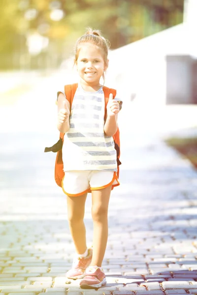 Bambina con borsa da scuola — Foto Stock