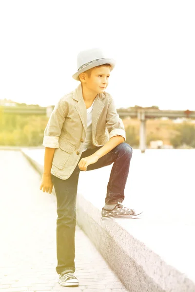 Malý chlapec na břehu řeky — Stock fotografie