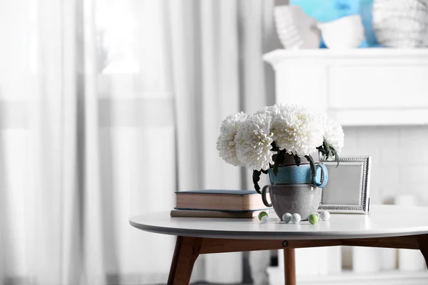 Belles fleurs dans un vase sur la table dans la chambre — Photo