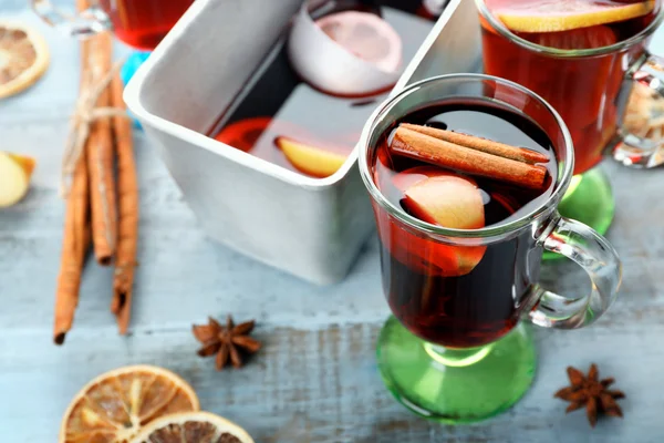 Lezzetli mulled şarap ve baharatlar — Stok fotoğraf