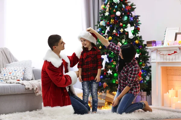 Lyckliga familjen ha roligt i den inredda jul rum — Stockfoto