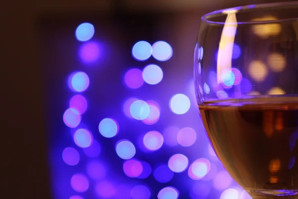 Bicchiere di vino con bokeh su sfondo scuro — Foto Stock