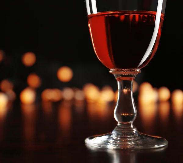 Copo de vinho com bokeh no fundo escuro — Fotografia de Stock