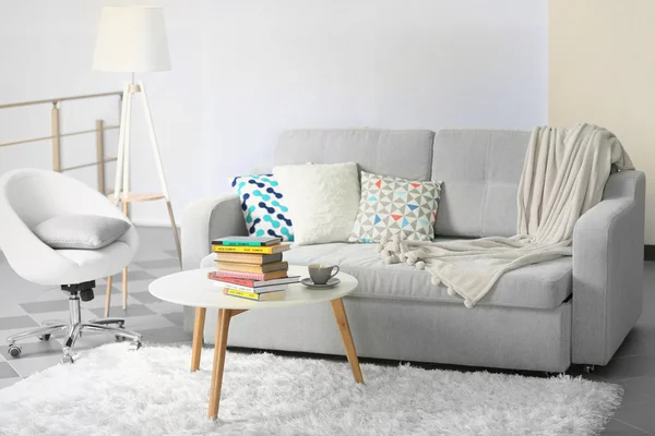 Sofa und Sessel im Wohnzimmer — Stockfoto