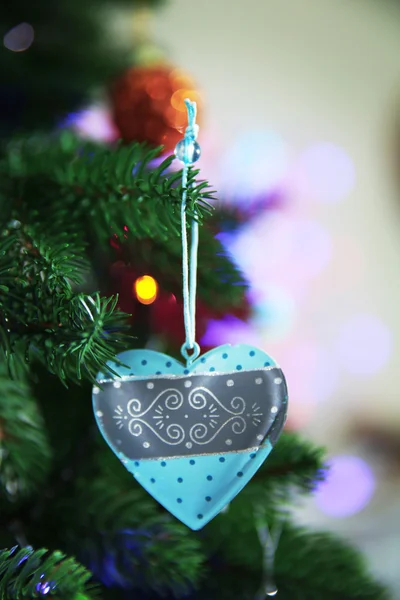 Coração azul de Natal em um abeto sobre fundo borrado, close-up — Fotografia de Stock