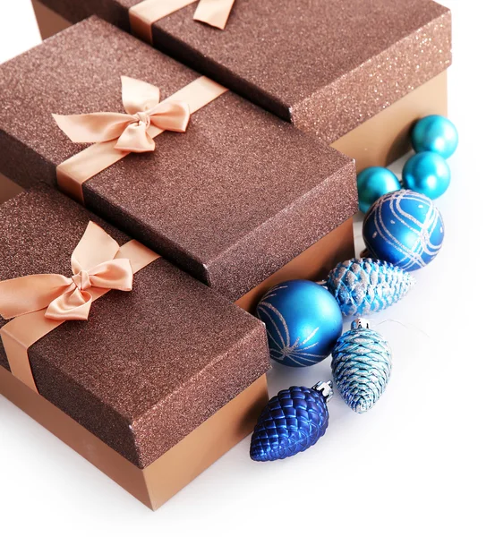 Красивые коричневые рождественские подарки с игрушками изолированы на белом фоне — стоковое фото