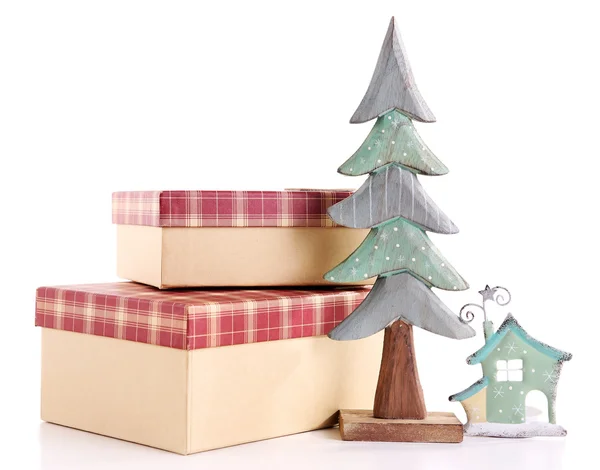 Hermosos regalos de Navidad con juguetes aislados sobre fondo blanco —  Fotos de Stock