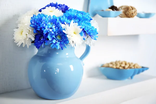 Pot avec fleurs sur étagère — Photo