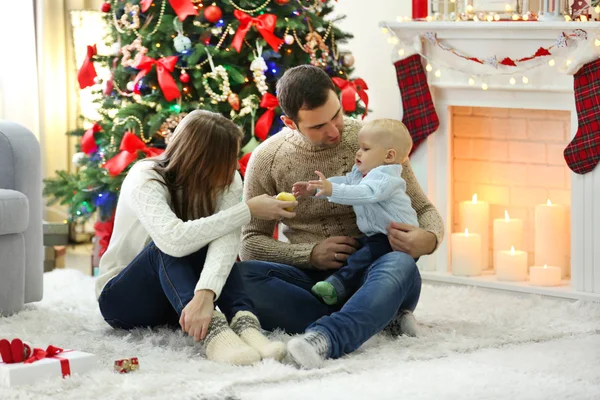Weihnachtliches Familienporträt im heimischen Wohnzimmer — Stockfoto