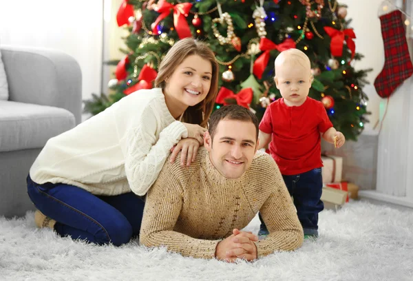 Karácsonyi családi portré otthon nyaralás nappali — Stock Fotó