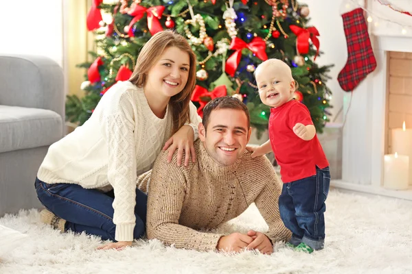 Jul familj porträtt i hem semester vardagsrum — Stockfoto