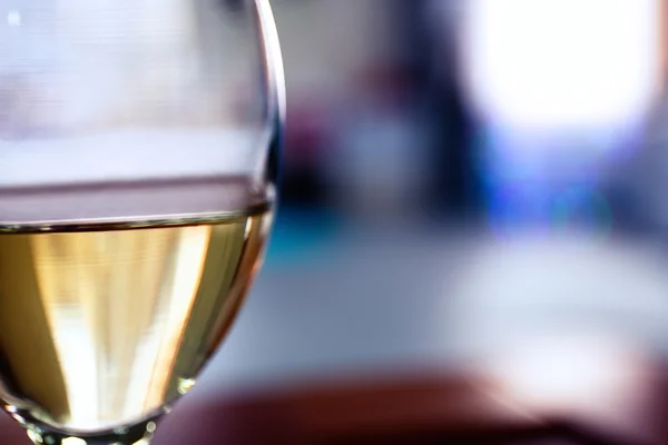 Bicchiere di vino su sfondo sfocato — Foto Stock