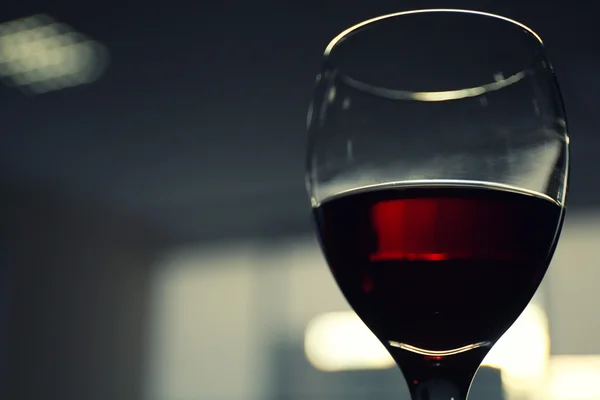 Copa de vino tinto sobre fondo borroso —  Fotos de Stock